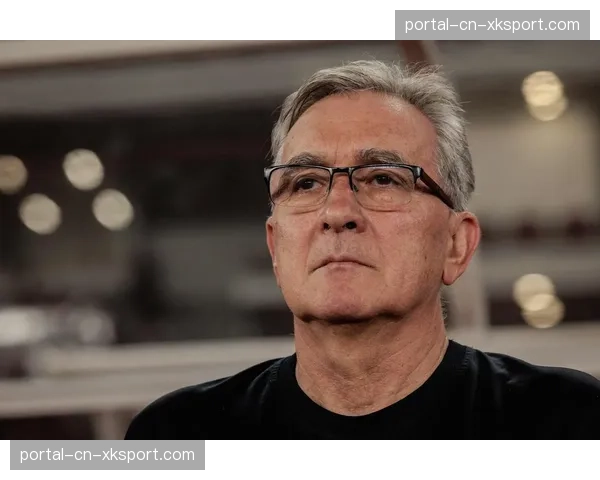 中国男足新任主教练伊万科维奇率队抵达新加坡,备战世预赛。 中国男足新任主教练伊万科维奇率队抵达新加坡,备战世预赛。