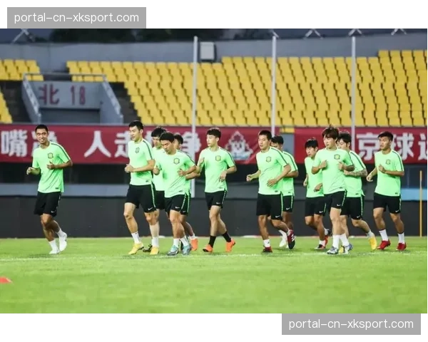 花絮:中场表演无人机故障,意外组成客队标志引主场球迷嘘声 花絮:中场表演无人机故障,意外组成客队标志引主场球迷嘘声